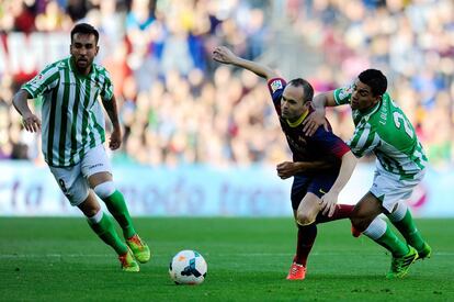 Iniesta se marcha de Lorenzo Reyes.