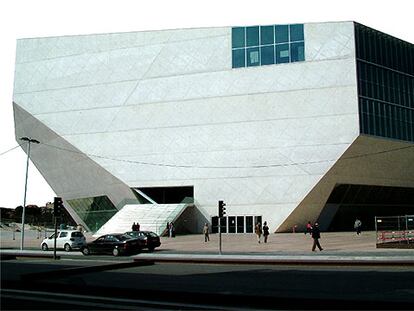 La Casa da Música de Oporto, recientemente terminada por Rem Koolhaas en la plaza de Boavista.
De arriba abajo y de izquierda a derecha: H. A. Maaskant, sede Provincial ('s-Hertogenbosch, 1963-1971); Van der Broek y Bakema, Aula Magna (UT Delft, 1959-1966); Zaha Hadid, Centro de Ciencia (Wolfsburg, 2000-2005), y Mecanoo, Teatro-Palacio de Congresos (Lleida, 2005).
