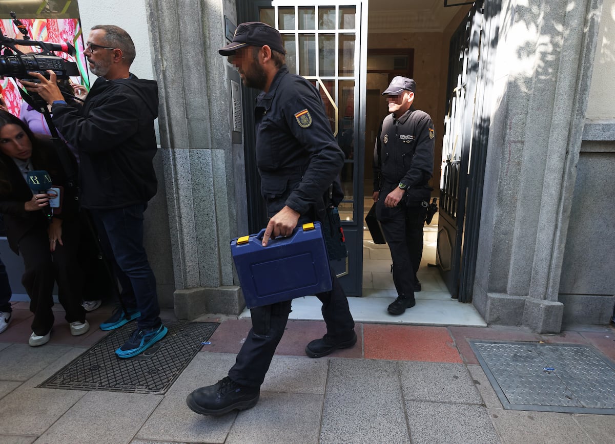 La Policía registra el despacho de Zapatero tras ser imputado en el ‘caso Plus Ultra’