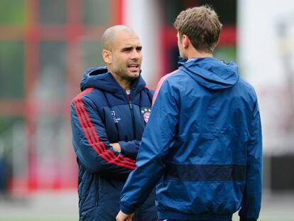 Pep Guardiola, en el entrenamiento de este martes, charla con Müller. 