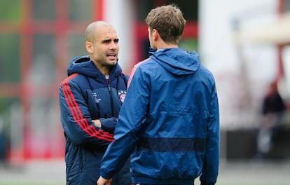 Pep Guardiola, en el entrenamiento de este martes, charla con Müller.