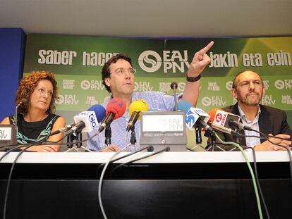 Malentxo Arruabarrena, Iñaki Gerenabarrena y Ramiro González, de izquierda a derecha, en la rueda de prensa de ayer, en Vitoria.
