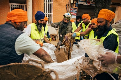 Voluntarios de origen Indio trabajan en las labores de limpieza tras la dana en Alfafar el pasado noviembre.