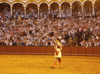 El Juli responde a los aplausos del público al finalizar el festejo.