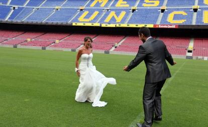 Iban Anglada y Sígrid Sans en su boda en el Camp Nou, en julio de 2011.