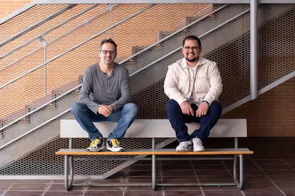 Antonio Ortiz (gris) y Matías S. Zavia (blanco), creadores del pódcast Monos estocásticos, fotografiados en Málaga el 5 de abril de 2024.