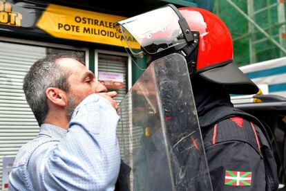 Un manifestante increpa a un ertzaina durante el mitin de Ciudadanos.