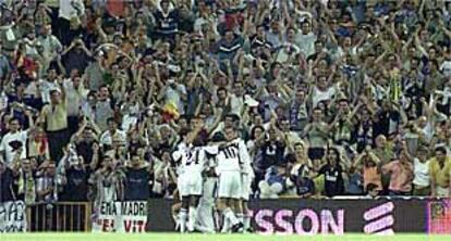 Los jugadores del Madrid celebran uno de los goles.