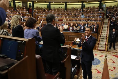 Sánchez recibe el aplauso de la bancada socialista tras su discurso de investidura.