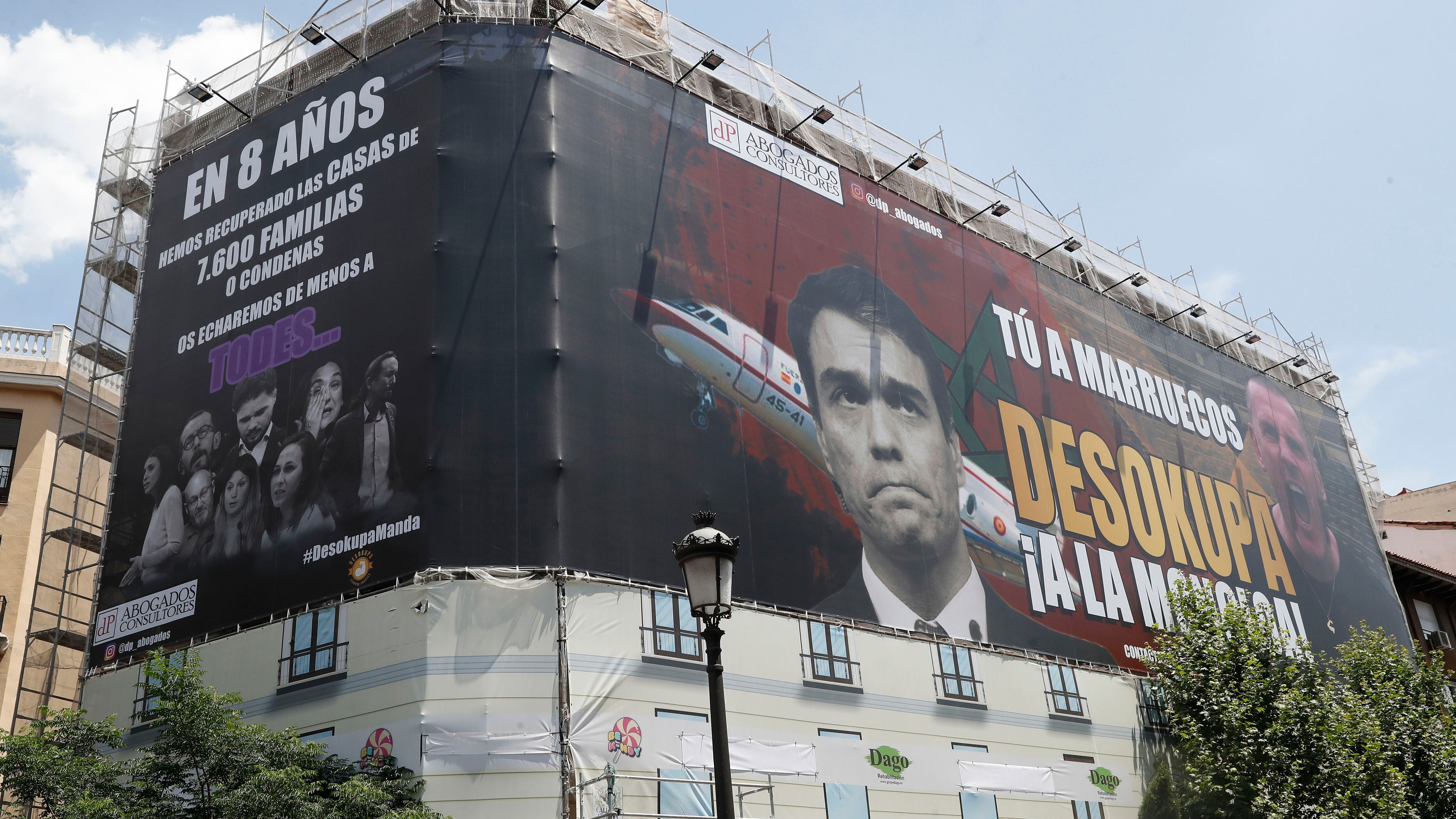 La lona de la empresa Desokupa en la calle Atocha de Madrid.