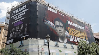 La lona de la empresa Desokupa en la calle Atocha de Madrid.
