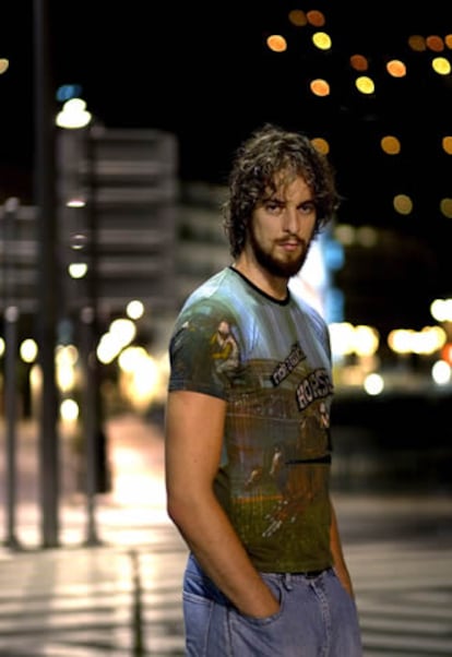 Gasol posa en el centro de Andorra instantes antes de irse a cenar.