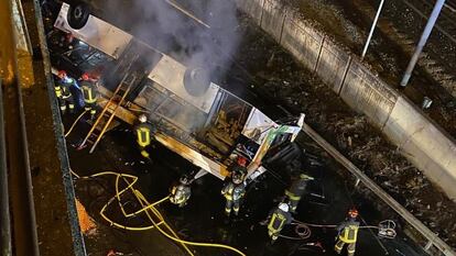 Los equipos de rescate trabajan en el lugar donde un autobús con pasajeros a bordo cayó desde un tramo elevado en Venecia (Italia), en una imagen difundida por Luigi Brugnaro, alcalde de Venecia.