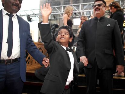 Sunny Pawar, saludando, tan contento, en la alfombra roja de los Oscar.