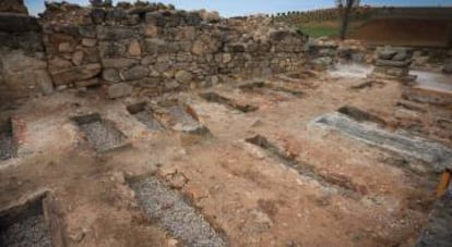 Tumbas visigodas halladas en la entrada del edificio palaciego de Arisgotas.