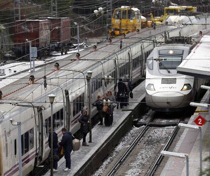 Trenes de Renfe estacionados en Pola de Lena (Asturias)