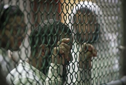 EE UU ha reanudado los juicios militares en Guantánamo. En la imagen, un prisionero en marzo de 2010.