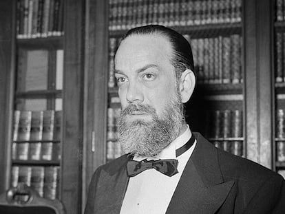 Camilo José Cela, en la Real Academia Española, en 1957.