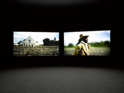 'Auto de fe' (2016), videoinstalación de John Akomfrah que se exhibe en el CAAC de Sevilla.