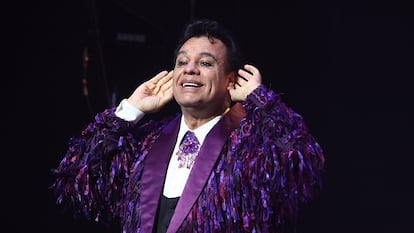 Juan Gabriel actúa en el escenario del Nokia Theatre el 18 de septiembre de 2014 en Los Ángeles, California.