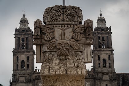 Representación de la diosa prehispánica de la fertilidad Coatlicue, colocada frente a la Catedral Metropolitana, en el zócalo de Ciudad de México. 