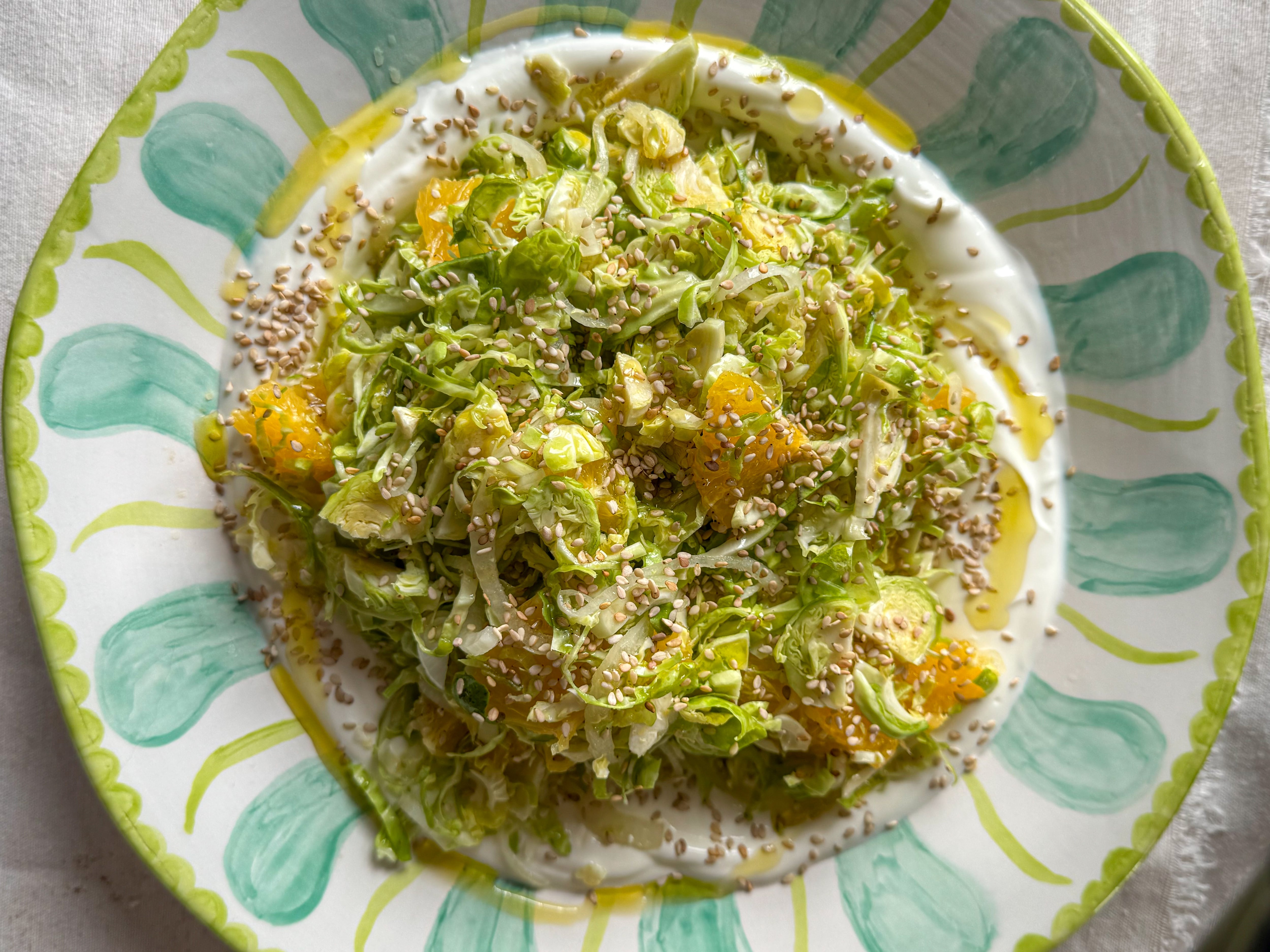 Ensalada de coles de Bruselas, naranja y cebolla encurtida