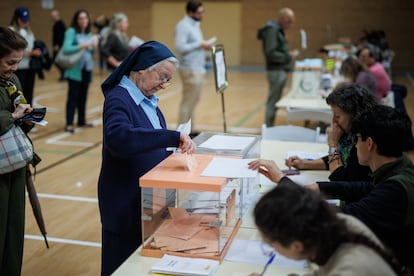 Una monja vota en el Colegio San Agustín, este domingo. 