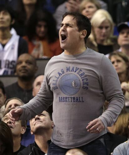 Mark Cuban, propietario de los Dallas Mavericks, celebra una de las canastas de su equipo.