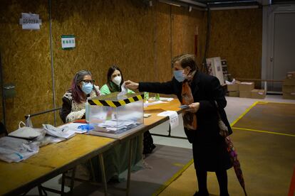 Una mujer vota en una mesa electoral en Barcelona en las pasadas elecciones catalanas.