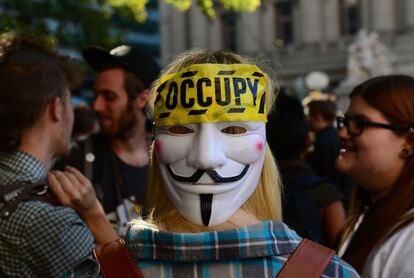 Algunos de los participantes de la protesta de la Bolsa de Nueva York, reunidos a la puerta de la Bolsa