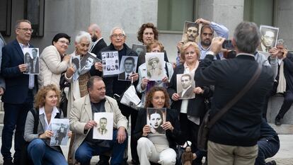 Familiares de víctimas del franquismo y miembros de asociaciones de memoria histórica que participaron el lunes en el homenaje de Estado.