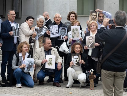 Familiares de víctimas del franquismo y miembros de asociaciones de memoria histórica que participaron el lunes en el homenaje de Estado.