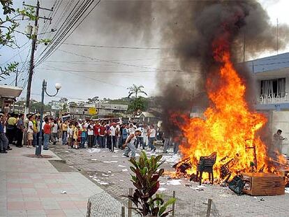 Manifestantes ecuatorianos queman muebles de la oficina de la petrolera Agip en Puyo, al este del país.
