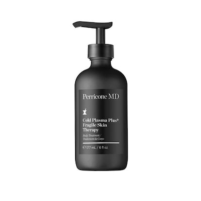 UNA LOCIÓN CON RETINOL.

Nombre: Cold Plasma Plus+ Fragile Skin Therapy, de Perricone MD.

¿Qué es exactamente? Más allá de una crema de cuerpo convencional, se trata de un tratamiento intensivo para tratar la piel dañada y frágil de las zonas expuestas, y para ello cuenta con tres ingredientes clave: retinol, factor de crecimiento y ácido hialurónico. Se recomienda especialmente utilizarlo de noche, ya que estos principios aceleran el proceso de renovación celulary de regeneración de colágeno de la piel.