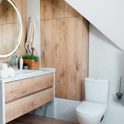 Artículo de EL PAÍS Escaparate que describe las ventajas de usar una escobilla de baño con dispensador incluido.