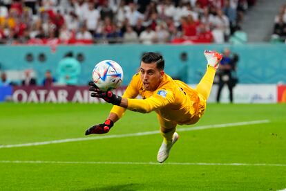 El portero de Túnez Aymen Dahmen rechaza un balón durante el partido frente a Dinamarca en la tercera jornada del Mundial de Catar.

