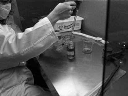 Experta en ADN en un laboratorio