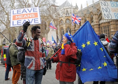 Un activista pro-Brexit conversa con una manifestante anti-Brexit durante una concentración frente a la sede del Parlamento, en Londres. La Cámara británica ha votado este martes una nueva hoja de ruta para desatascar las negociaciones.