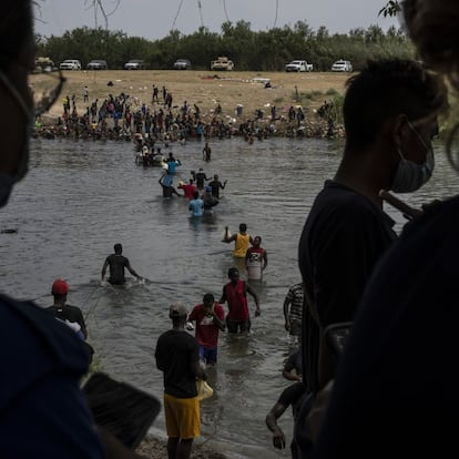 El flujo de migrantes en el río Bravo no cesa. Casi una semana después, la oleada de haitianos que llegó a la frontera entre Estados Unidos y México sigue en buena parte varada entre Del Río (Texas) y Ciudad Acuña (Coahuila).