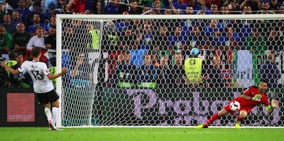 Buffon detiene el penalti de Müller.