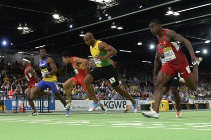 Bromell, en primer plano, gana la final de los 60m por delante de Asafa Powell (de amarillo).