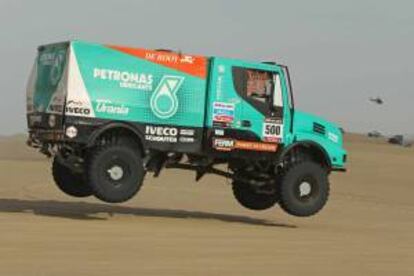 El holandés Gerard De Rooy conduce su camión Iveco en la primera etapa del Rally Dakar en el desierto de Pisco, al sur de Lima (Perú). EFE/Archivo