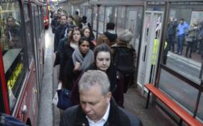 Una multitud de viajeros esperaba ayer para coger el autobús en la estación londinense de Victoria (Reino Unido).