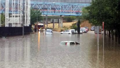 Inundación, junto a los recintos feriales en la M-40.