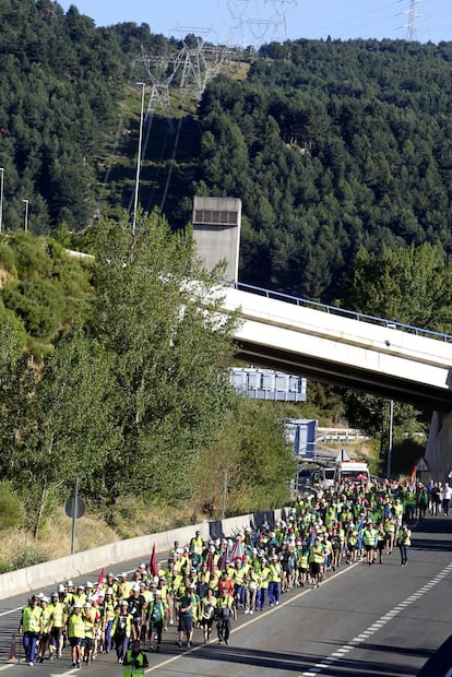 La columna partió a las siete de la mañana desde San Rafael (Segovia) para cruzar el Guadarrama por uno de los túneles de la AP-6 (Villalba-Adanero), de 3,2 kilómetros de longitud, que se encontraba perfectamente iluminado y se ha cerrado para darles paso.