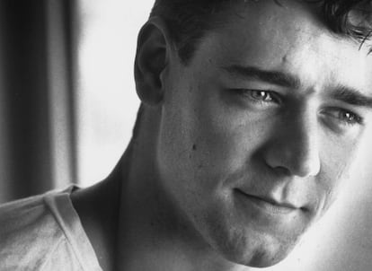 Russell Crowe, afeitado y joven, en 1990.