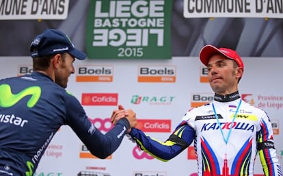 Valverde saluda a Purito en el podio. Es el tecer podio del catalán en Lieja, donde nunca ha ganado.