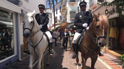 Dos agentes, durante el cortejo organizado para la boda.