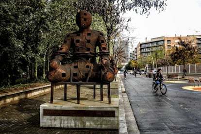 Tres ‘Guardians’ de l'artista Xavier Mascaró custodien la superilla.