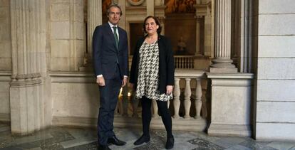 El ministro de Fomento, Íñigo de la Serna, a su llegada al Ayuntamiento de Barcelona, donde se ha reunido con la alcaldesa Ada Colau.